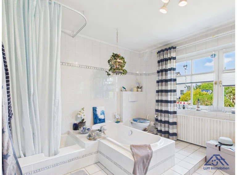 Badezimmer EG Ansicht - Lütt Immobilien - Schackendorf.