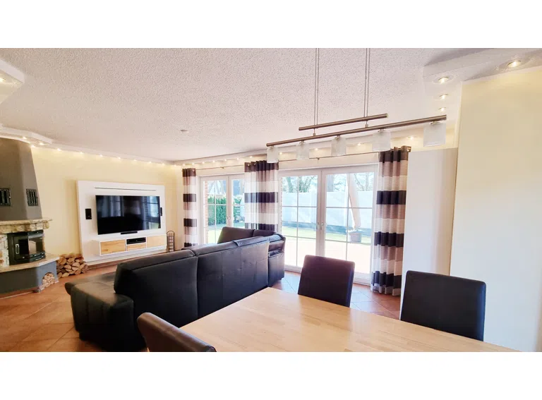Essbereich mit Blick ins Wohnzimmer