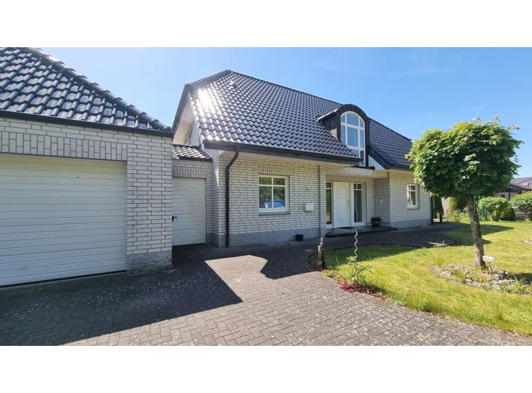 Straßenansicht mit Garage