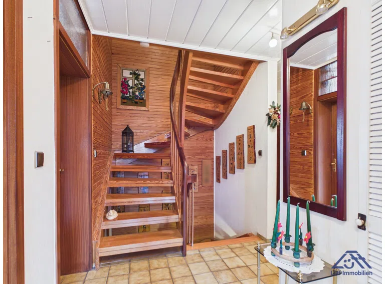 Flur Treppe zum Dachgeschoss - Lütt Immobilien Schwentin