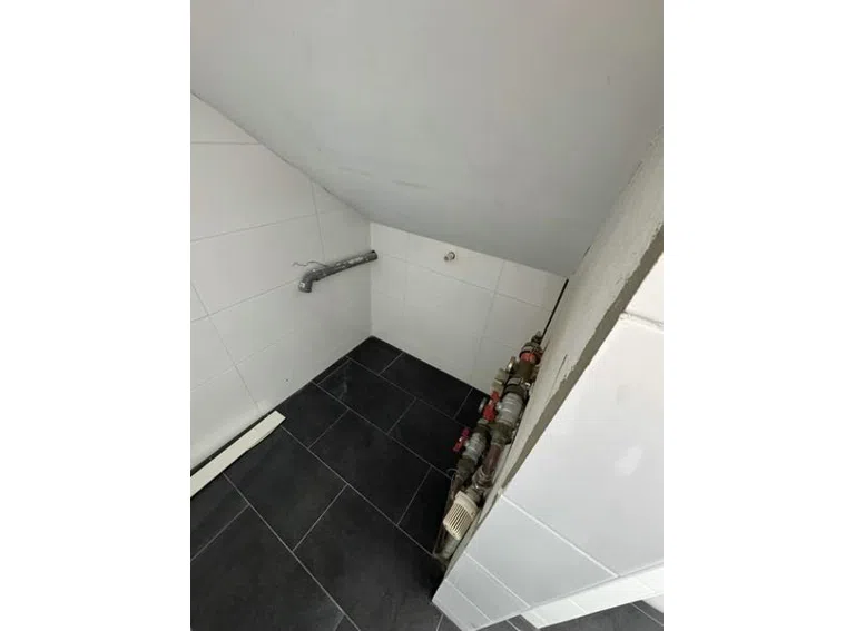 45 Wandschrank im Bad DG
