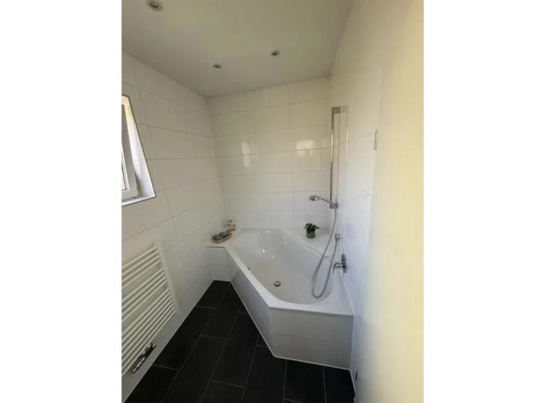 19 Eckbadewanne EG