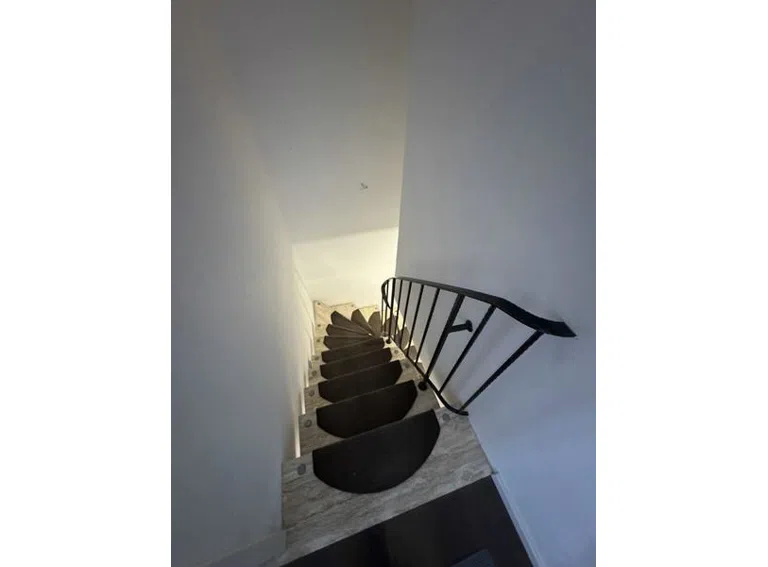 38 Treppe zur zweiten Wohnebene der Hauptwohnung