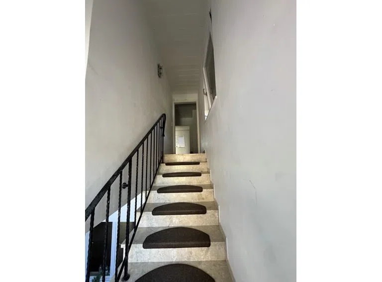 27 Treppe zur Hauptwohnung im OG