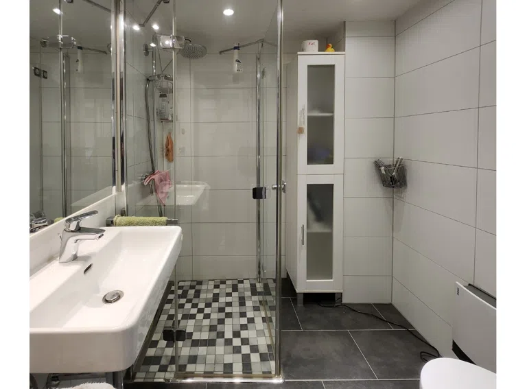 EG 2008 renoviertes Bad mit bodengleicher Dusche