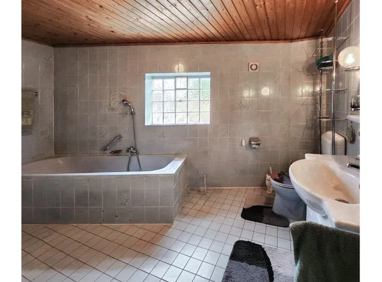 OG grsszügiges Tageslicht-Bad mit Badewanne_