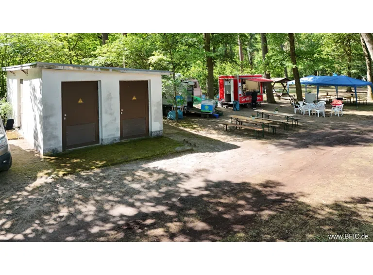 Trafostation und Imbiss mit Außengastronomie