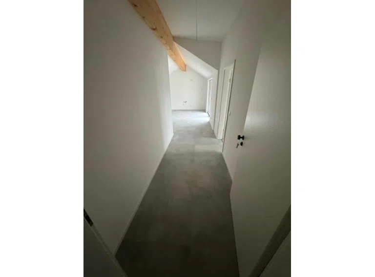 26 Flur im DG von Wohnungstür her