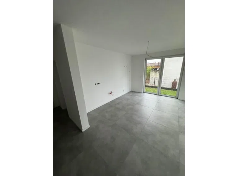 33 Küchenbereich mit Gartenzugang