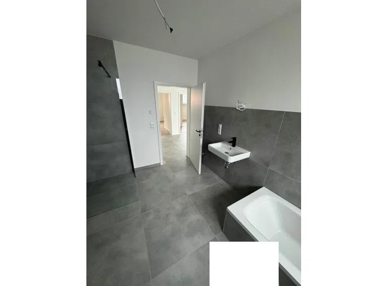 30 Blick aus Bad Rtg Garderobenbereich