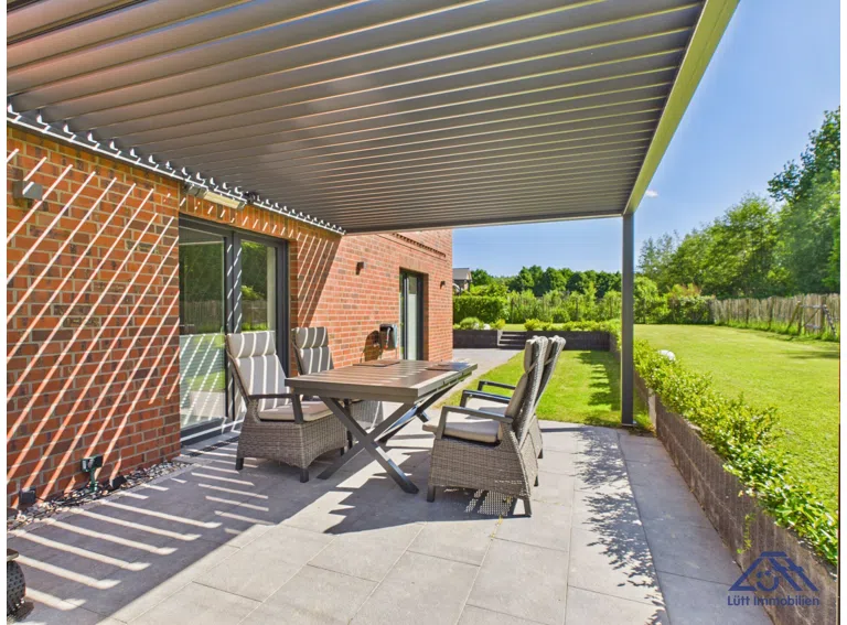 Terrasse mit Sonnenschutz - Lütt Immobilien Selent