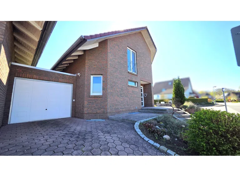 Hausansicht mit Garage
