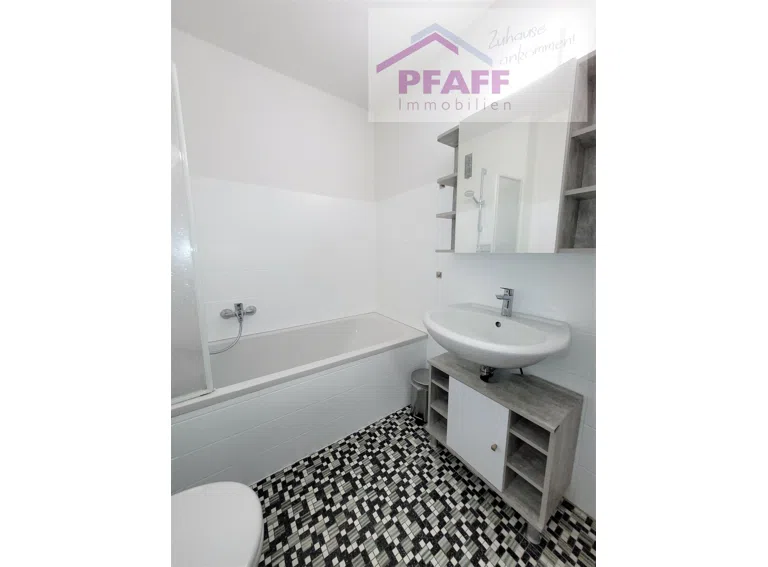 Bad mit WC und Badewanne