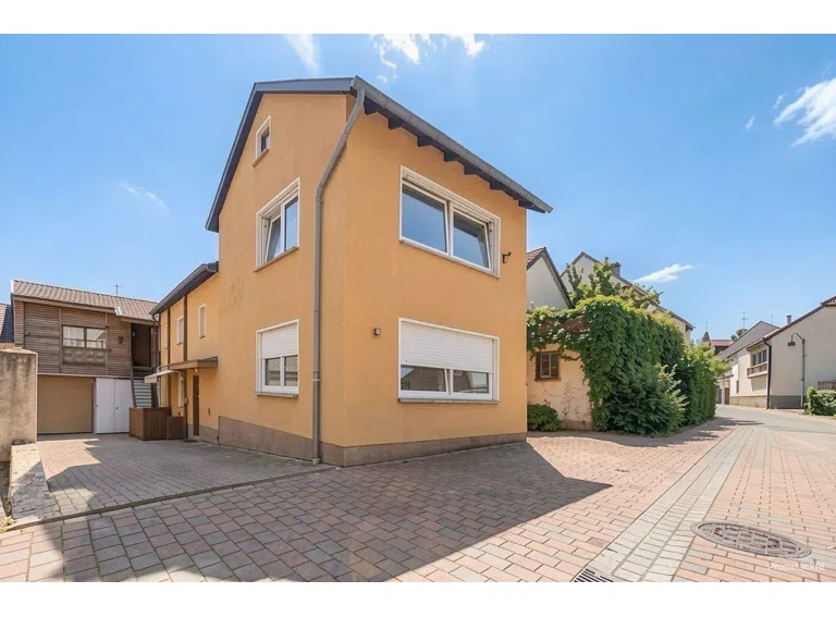 [KI] Außenansicht Gästehaus und Gewerbeeinheit mit Wohnung