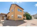 [KI] Außenansicht Gästehaus und Gewerbeeinheit mit Wohnung