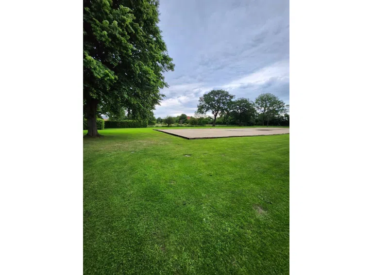 Wiese mit Reitplatz