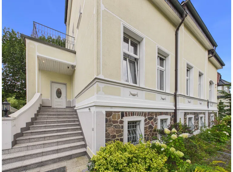 Zugang zum Haus vorne