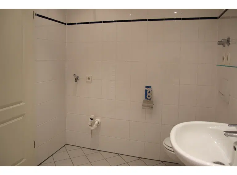 Wannenbad mit Waschmaschinenplatz