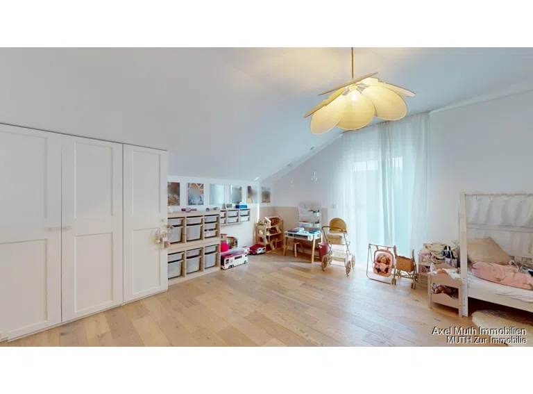 freundliches, großes Kinderzimmer