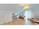 freundliches, großes Kinderzimmer