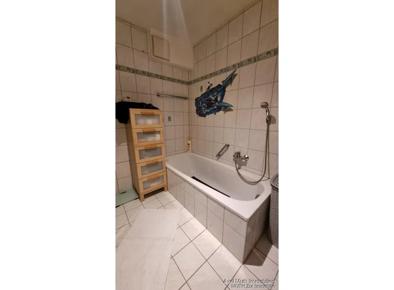 Badezimmer mit Wanne u. Dusche