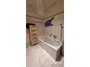 Badezimmer mit Wanne u. Dusche