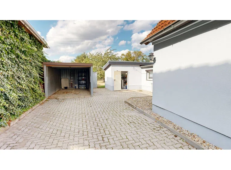 Blick zur Garage