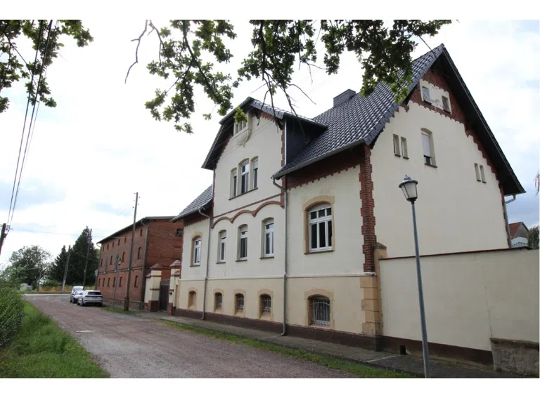 Wohnhaus von Straße aus gesehen