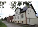Wohnhaus von Straße aus gesehen
