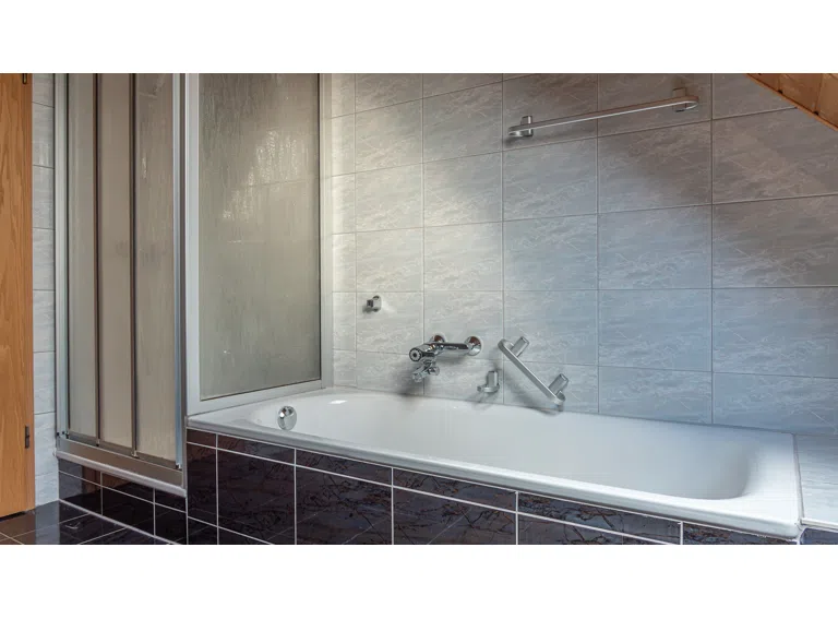 Badezimmer mit Dusche und Badewanne
