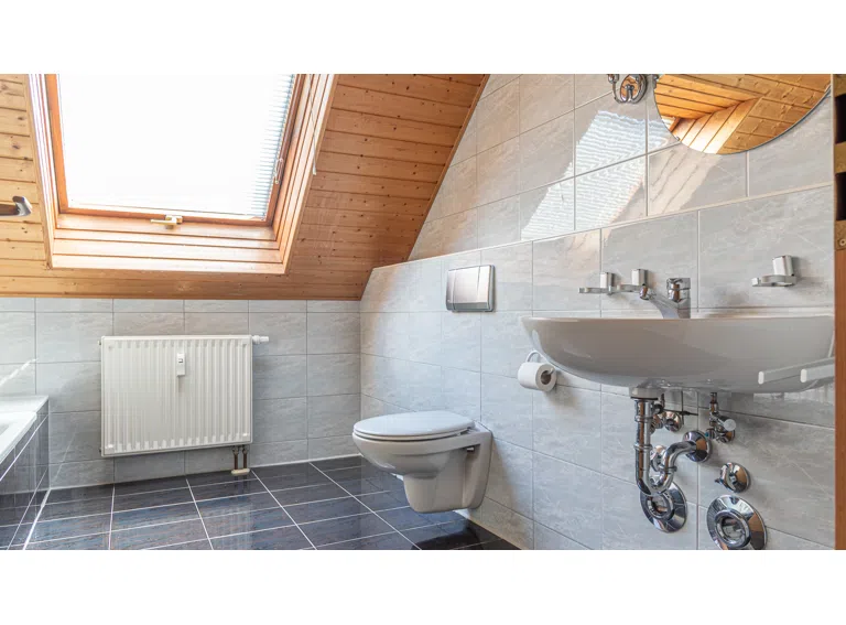 Badezimmer mit Dusche und Badewanne