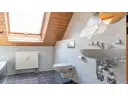 Badezimmer mit Dusche und Badewanne