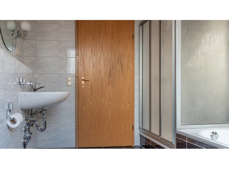 Badezimmer mit Dusche und Badewanne