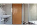 Badezimmer mit Dusche und Badewanne