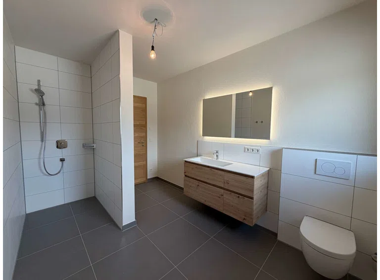 Damen-WC mit Dusche