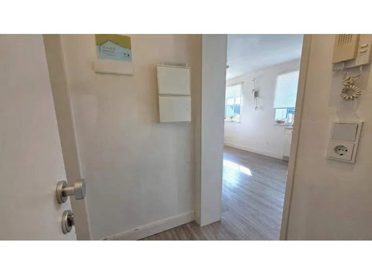 Flur mit Blick ins Wohnzimmer