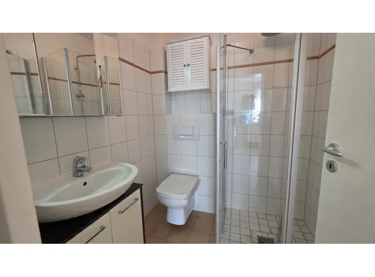 Badezimmer, digital aufgeräumt (KI)