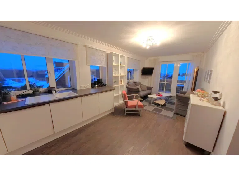 Gemütlicher Wohnbereich mit Zugang zum Südbalkon