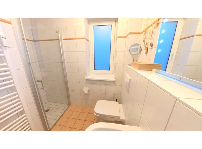 Modernes Bad mit komfortabler Dusche