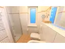 Modernes Bad mit komfortabler Dusche