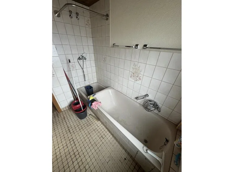 31 Wanne und Dusche im Bad