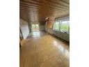 10 Wohnzimmer m it Blick auf Balkon und Speicherzugang