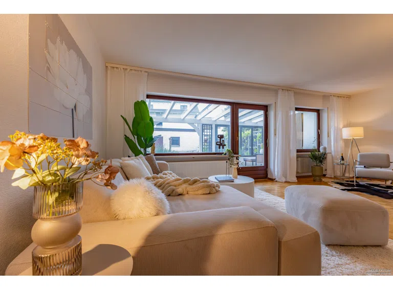 Wohnen – Die im Rahmen des Home Stagings eingebrachten Möbel und Dekorationsgegenstände dienen ausschließlich der besseren Veranschaulichung und sind nicht Bestandteil des Kaufangebots.