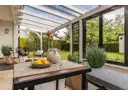 Terrasse – Die im Rahmen des Home Stagings eingebrachten Möbel und Dekorationsgegenstände dienen ausschließlich der besseren Veranschaulichung und sind nicht Bestandteil des Kaufangebots.