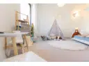OG Kinderzimmer – Die im Rahmen des Home Stagings eingebrachten Möbel und Dekorationsgegenstände dienen ausschließlich der besseren Veranschaulichung und sind nicht Bestandteil des Kaufangebots.