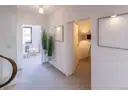 OG Flur – Die im Rahmen des Home Stagings eingebrachten Möbel und Dekorationsgegenstände dienen ausschließlich der besseren Veranschaulichung und sind nicht Bestandteil des Kaufangebots.