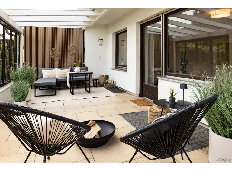Terrasse – Die im Rahmen des Home Stagings eingebrachten Möbel und Dekorationsgegenstände dienen ausschließlich der besseren Veranschaulichung und sind nicht Bestandteil des Kaufangebots.