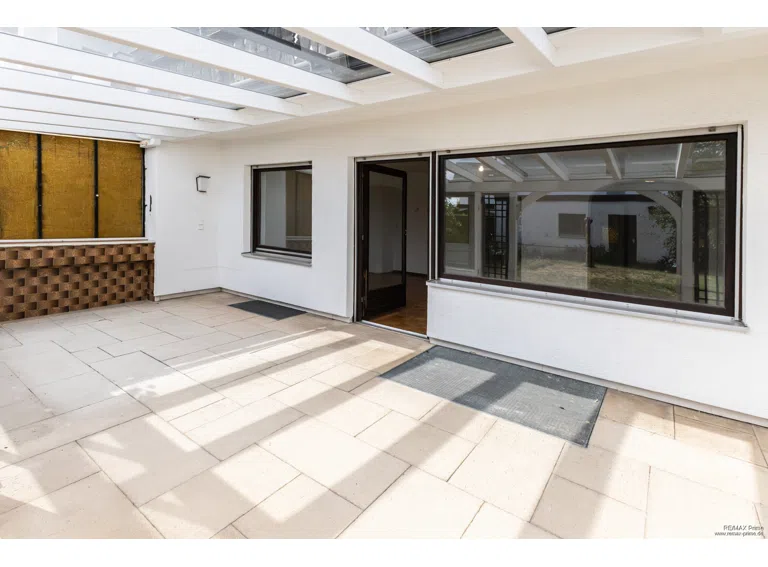 Haupthaus: Terrasse mit elektrische Markise
