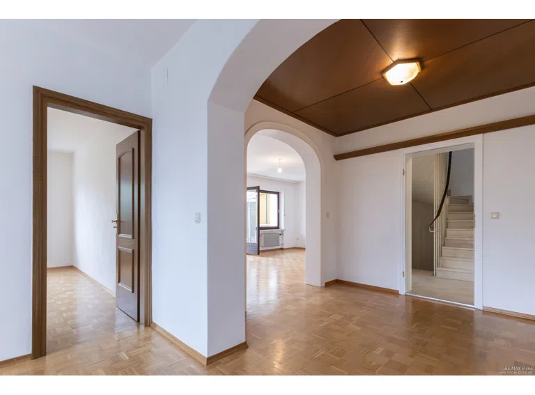 Im Esszimmer des Haupthauses. Links: Zimmer mit Bad. Rechts: Durchgangszimmer zum Wohnzimmer.