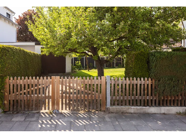Einfahrt zur zweiten Garage im Garten
